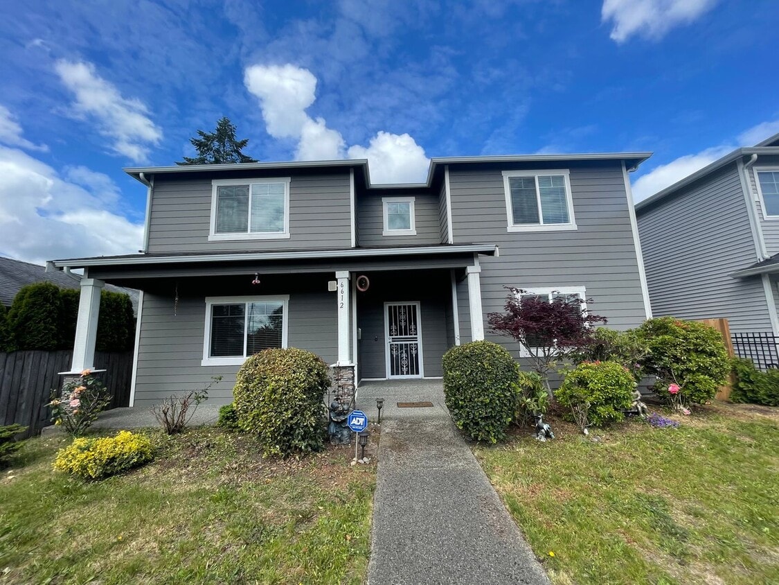 Primary Photo - Charming 4 bedroom 2.5 bath Available Now!!