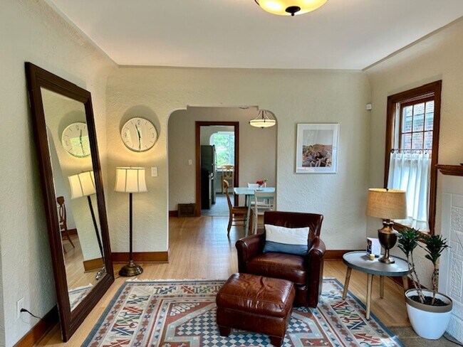 Building Photo - Spacious 4 Bedroom Home Minutes from Green...