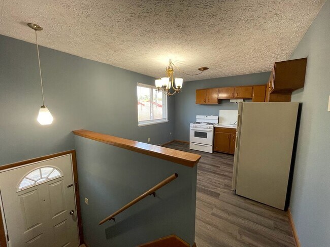 Building Photo - Two bedroom one bathroom apartment for rent