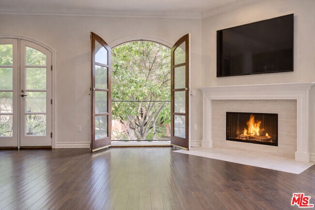 Foto del edificio - 353 S Reeves Dr