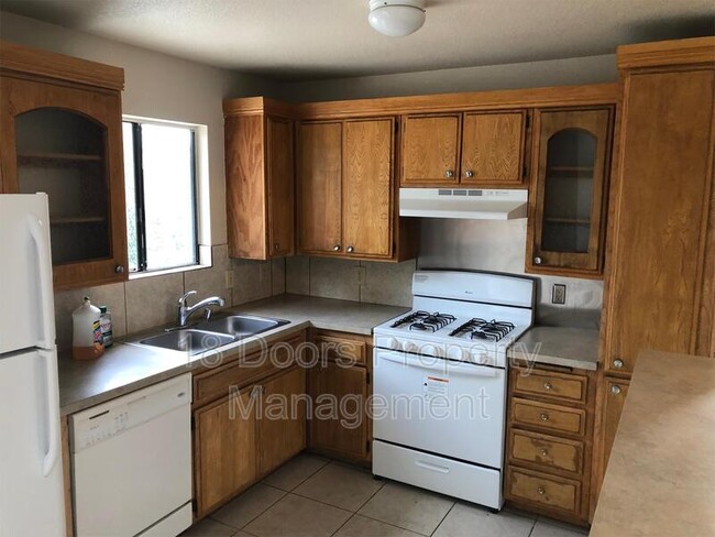 Building Photo - 885 Iona Dr
