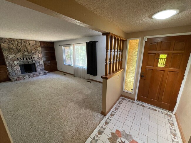 Foto del edificio - Paradise Oasis-3 bed 2 bath home, Back yard, covered deck, garage, no cats