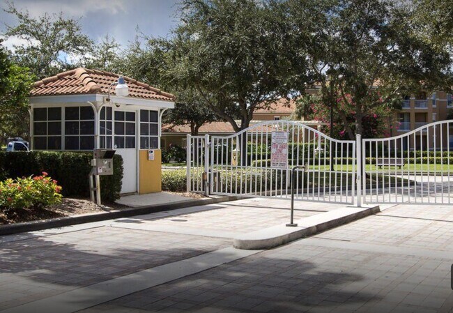 Building Photo - 5025 Fairways Cir