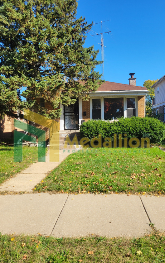 Primary Photo - 4 bed - 1 and 3/4 bath raised brick ranch ...