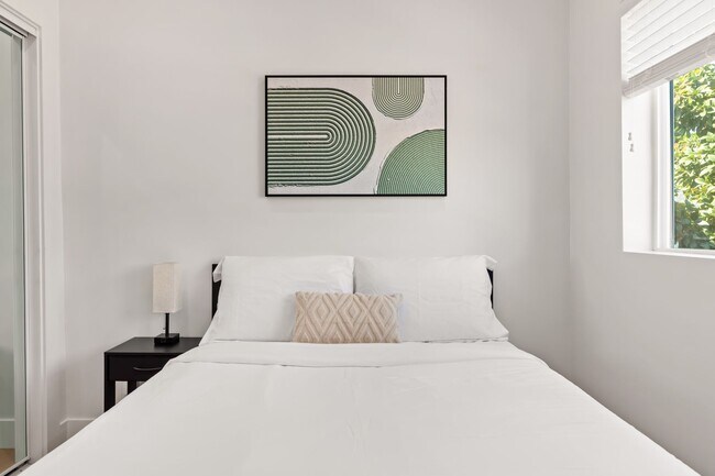 Foto del edificio - A 3 Bedroom apartment with ensuite bathrooms, common areas and a fully functional kitchen at 1736...