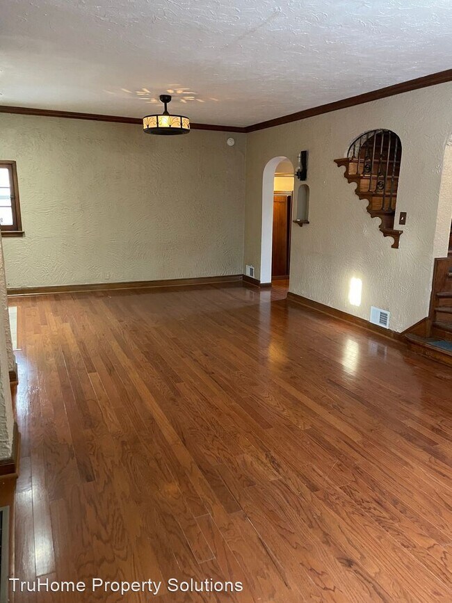 Building Photo - 3 br, 2 bath House - 521 S 6th St.