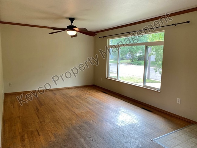 Building Photo - 1400 Hillcrest Dr
