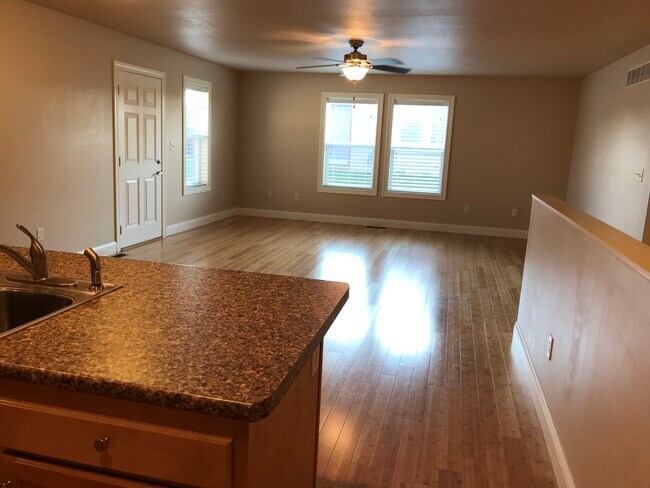 La puerta principal da acceso a la sala de estar, el comedor y la cocina; un espacio diáfano. - 107 Scenic Drive