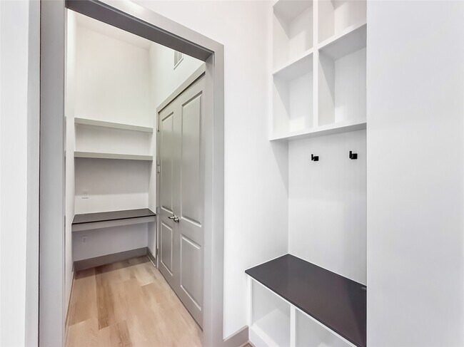 Building Photo - 170 Malone St