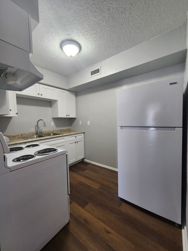 Building Photo - ** COMING SOON ** RENOVATED 2 Bedroom 1 Ba...