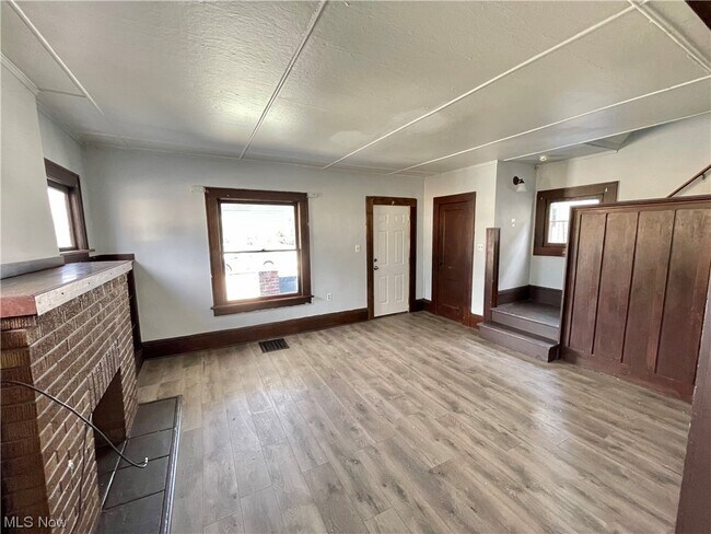 Building Photo - 940 Dayton St