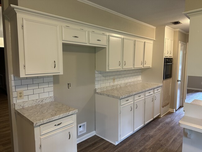 Building Photo - 6 Trailwood Ct