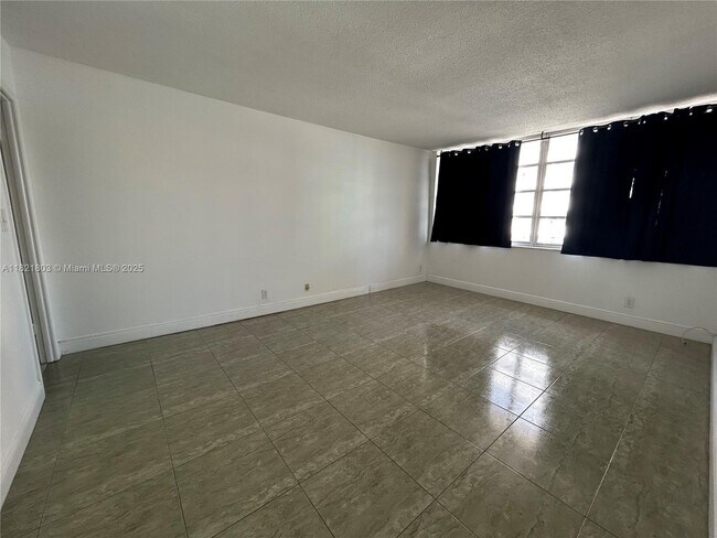 Foto del edificio - 1825 S Ocean Dr