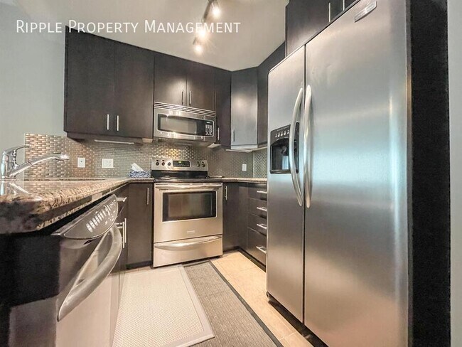 Photo du bâtiment - Amazing 2 bedroom 2 bathroom condo in Vetro | Age Restriction Applies