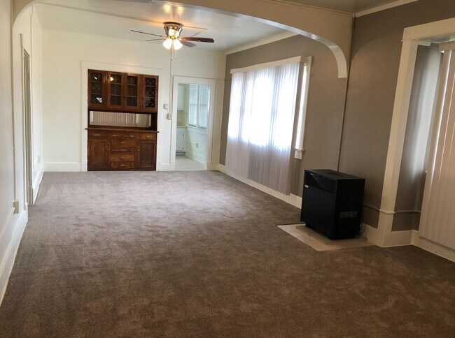 Livning/Family room - 1112 E 2nd St