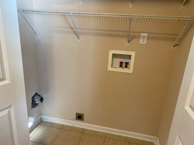 Building Photo - Ridge Crest subdivision home with fenced y...