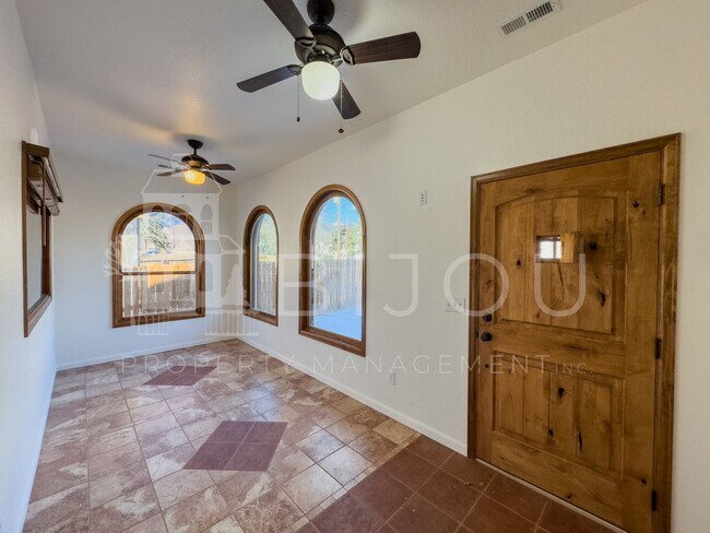 Foto del edificio - Ivywild Main Floor Living