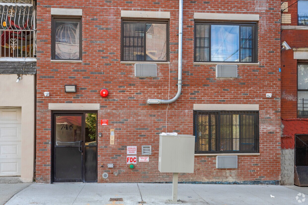 Entrance - 746 E 214th St
