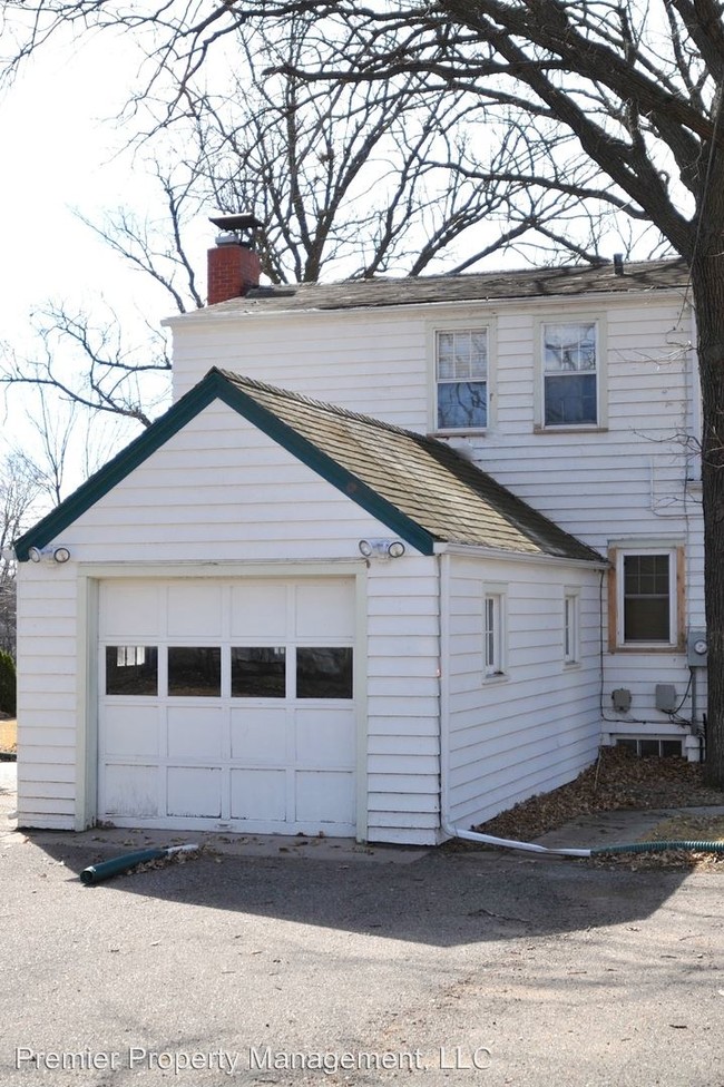 Building Photo - 410 Riverside Dr NE