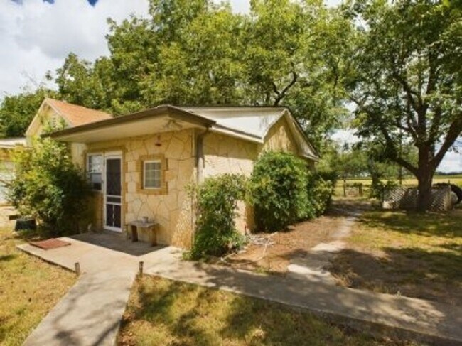Foto del edificio - Cozy three bedroom in Hye Texas