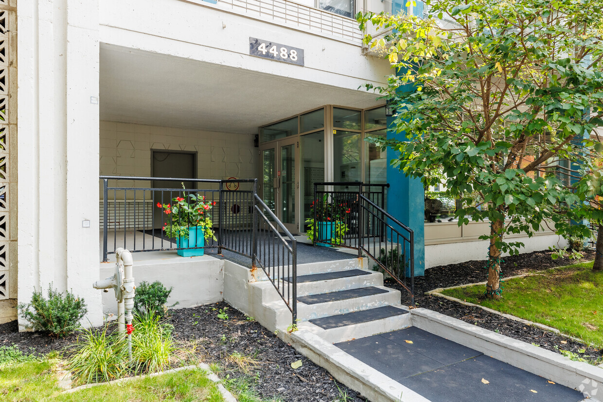 Building Photo - 4488 Rue Sainte-Catherine