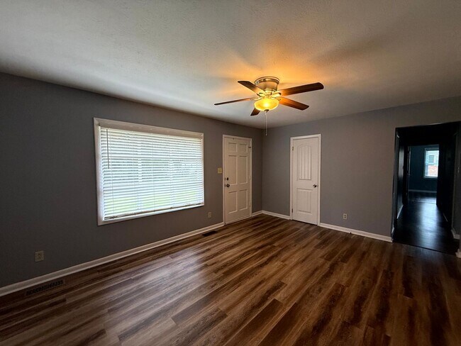 Building Photo - 529 Waterbury Dr