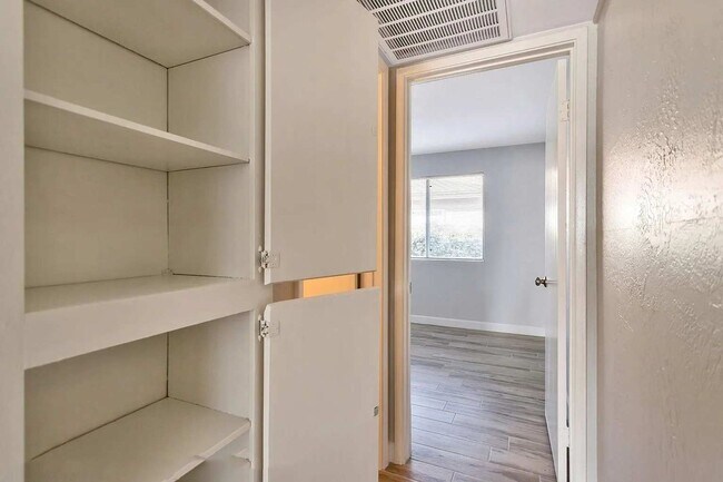 Foto del edificio - 936 E Roma Ave