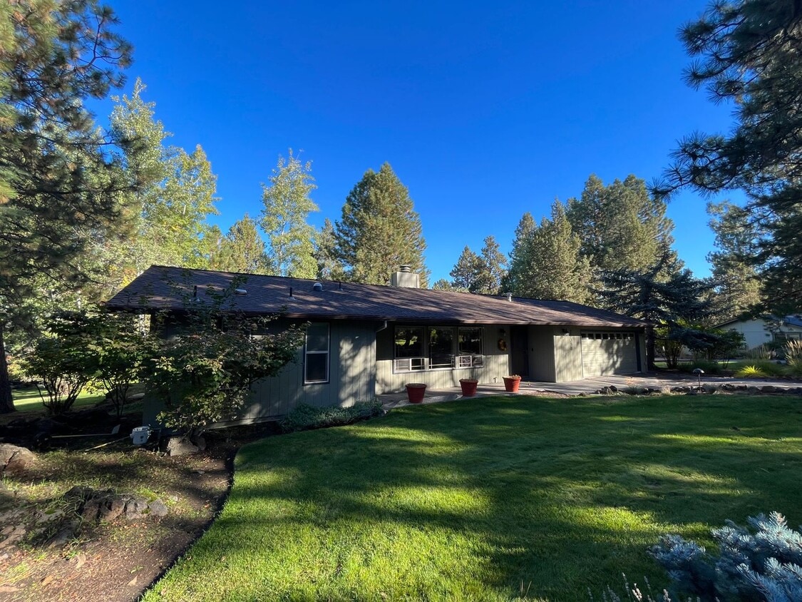 Primary Photo - Fantastic 4 Bed/3 Bath Single Level Home -...