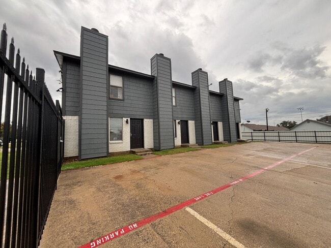 Building Photo - Gated & Affordable-Move in special!