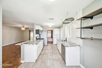 Building Photo - 2320 W Whitton Ave