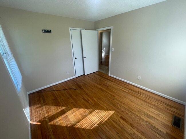 Foto del edificio - 705 Harris Rd