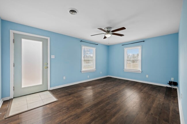 Building Photo - 2 Bedroom, 1 Bath Rental in North Chesterfield ***Available Early May***