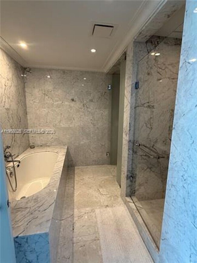 Foto del edificio - 15701 Collins Ave