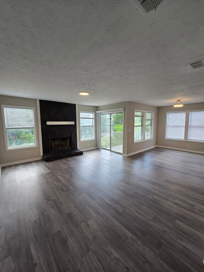 Foto del edificio - 1021 Wood Creek Dr