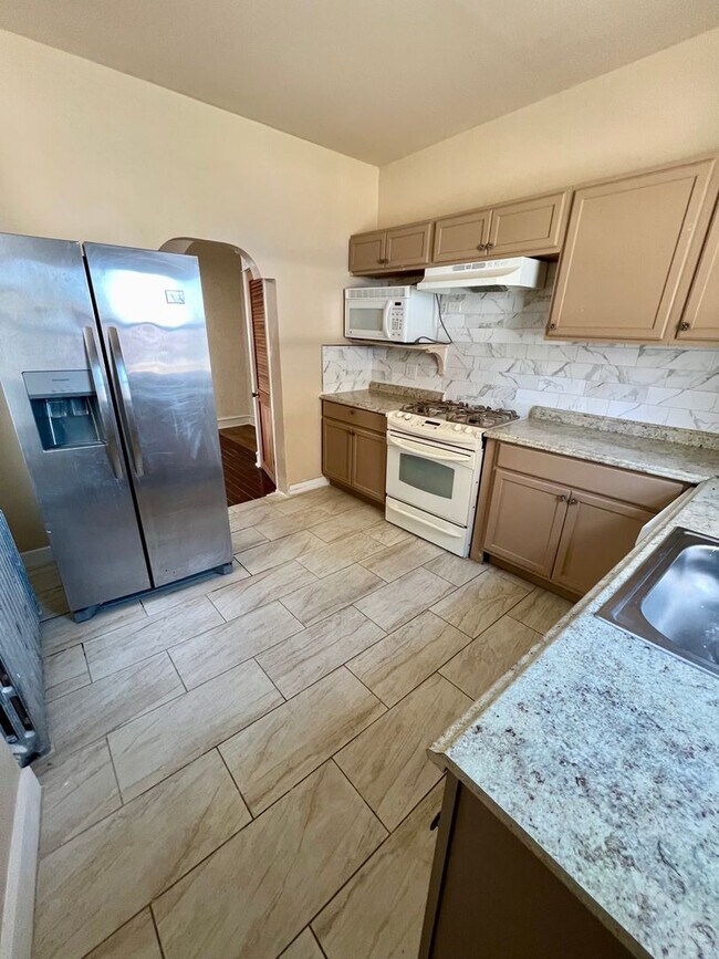 Building Photo - Stunning 3-Bedroom Townhome in Wynnefield!...