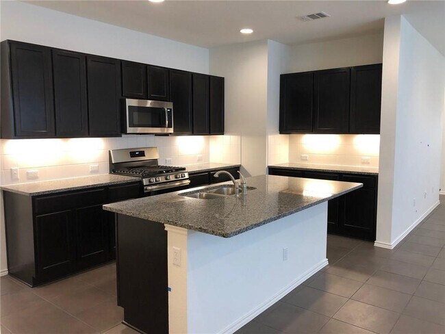 Foto del edificio - 533 Sweetwood Ln