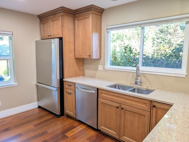 Building Photo - 4 Bed/2.5 Bath Multnomah Village Stunner w...