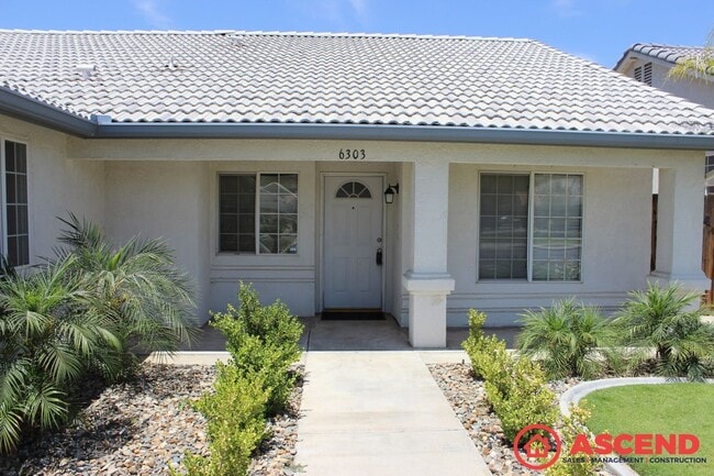 Building Photo - 4-Bedroom Home Near Shopping Center In Sou...