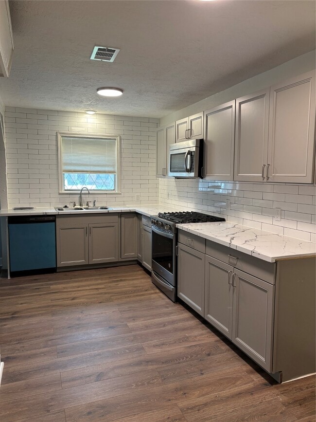 Foto del edificio - 4115 Tidewater Dr