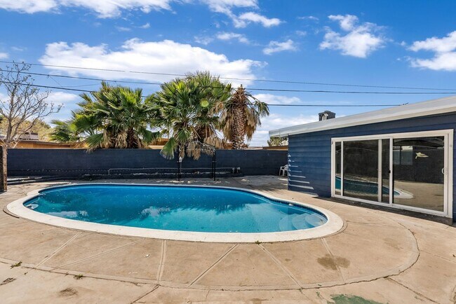 Building Photo - 442 Lightcap St