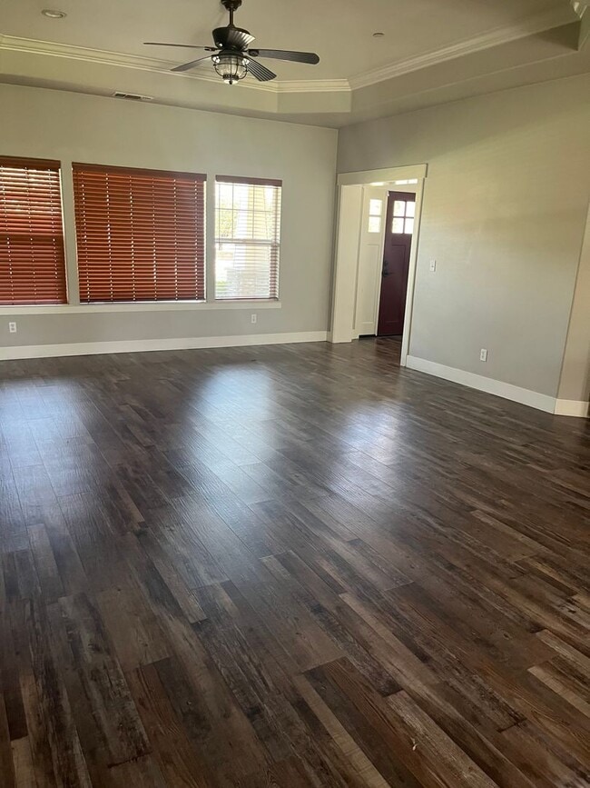 Building Photo - 3 bedroom Country Home