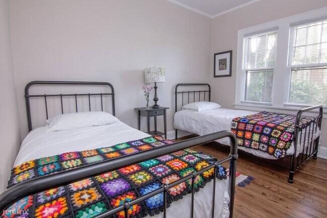 Building Photo - 4 br, 1 bath House - 1018 Russell Avenue N...