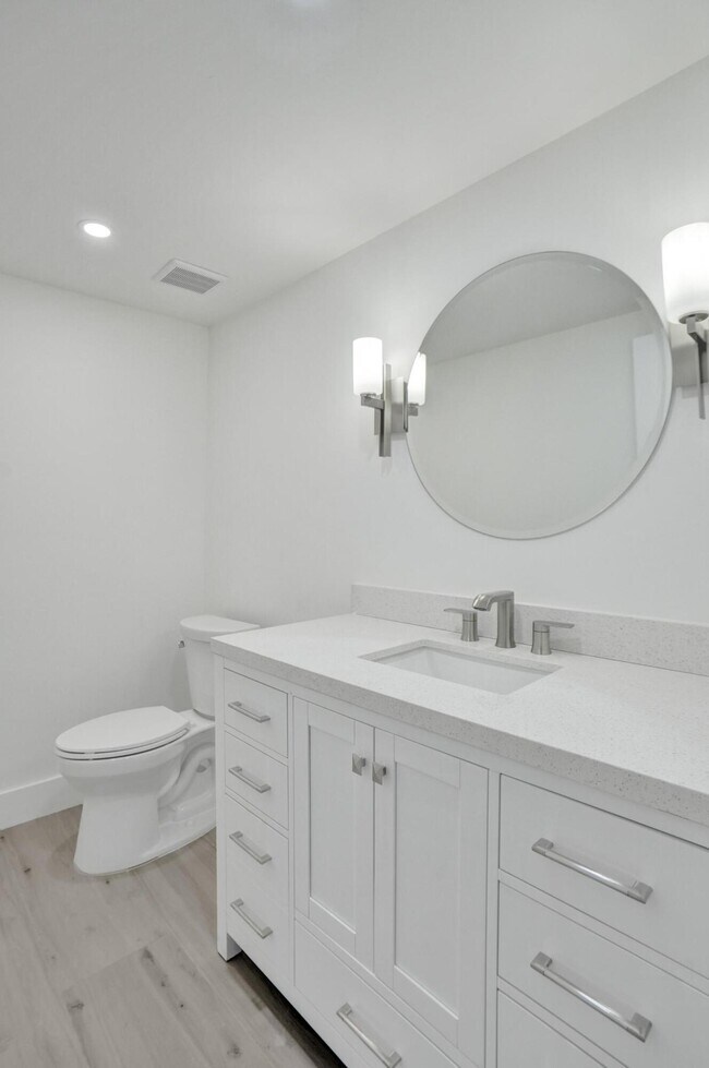 Foto del edificio - 830 Greensward Ct
