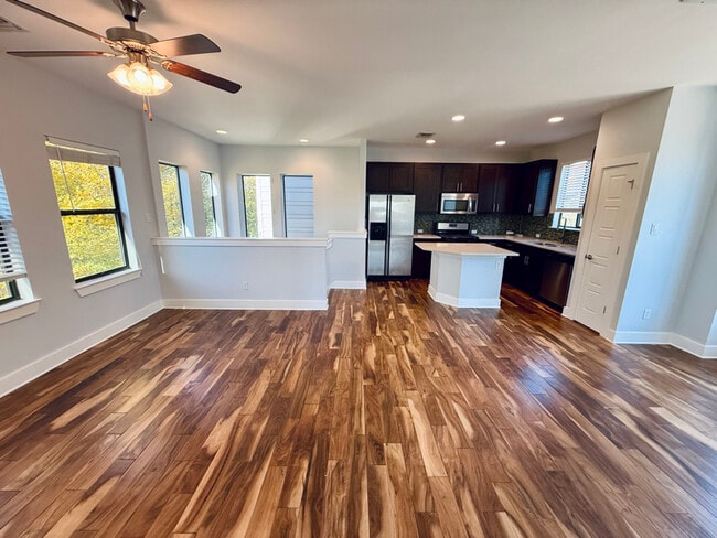 Building Photo - 1501 Lorraine Loop