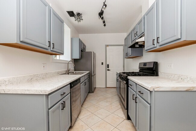 Building Photo - 8010 S Ridgeland Ave