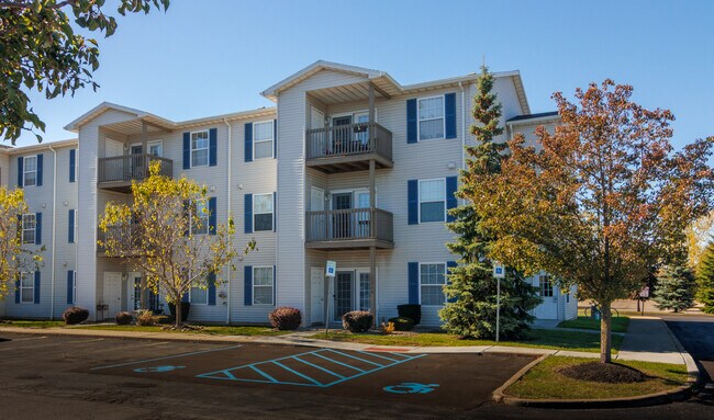 Amplio aparcamiento - Crestmount Senior Apartments