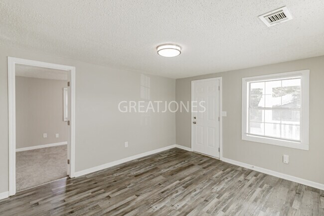 Foto del edificio - NOW OFFERING 1/2 MONTH FREE IF LEASE SIGNE...