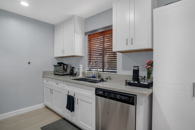 Foto del edificio - 14319 Addison St