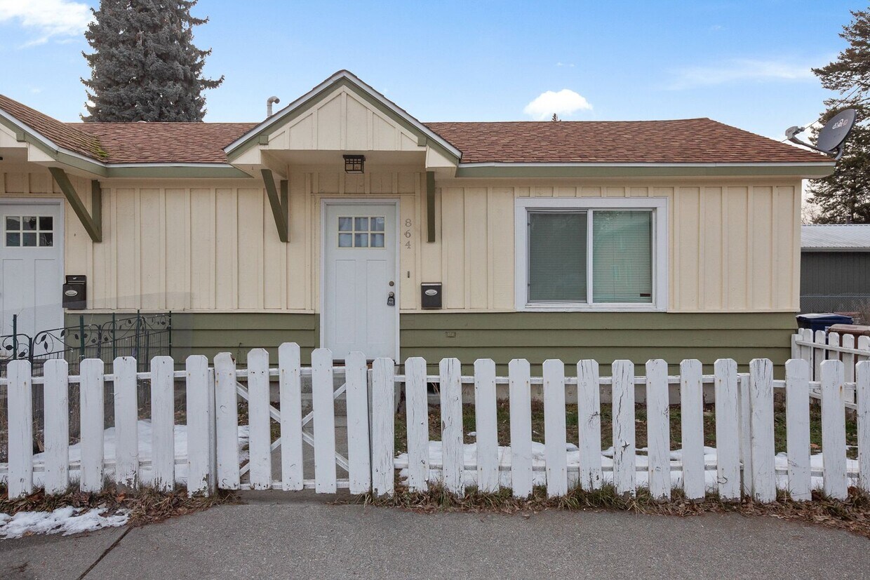 Primary Photo - Great townhome near downtown Spokane