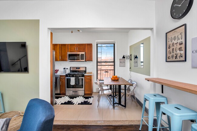 Foto del edificio - 373 Tompkins Ave